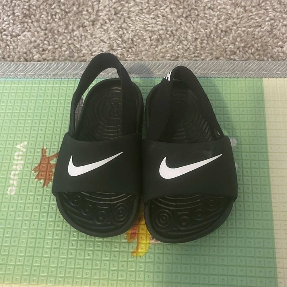 Black Nike slides for Toddlers